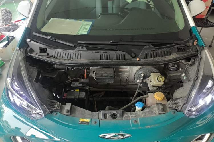 Used Chery QQ Little Ant 2022 Revised Version Sweet Pink Edition Half-Sugar Version Lithium Iron Phosphate 30.7 kWh 30 kW 301 km Engine Bay