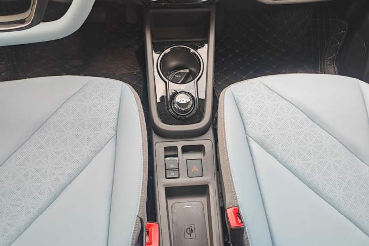 Used Chery QQ Little Ant 2022 Sweet Pink Edition Half-Sugar Version 3-Cell Lithium 30kW 301km Gear Lever