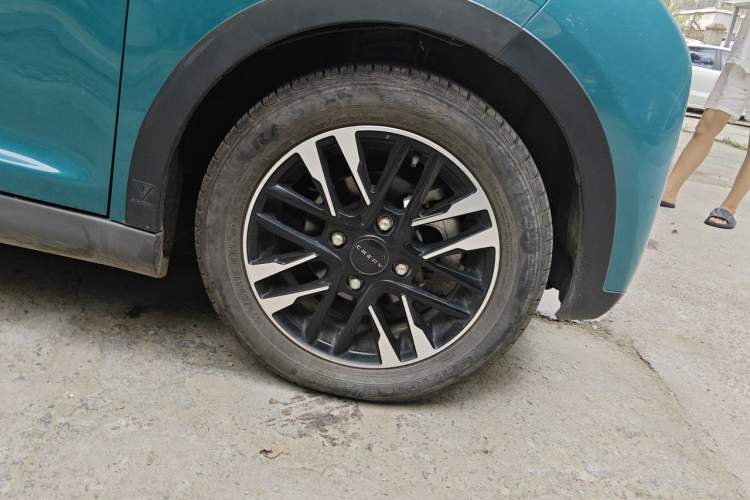 Used Chery QQ Little Ant 2022 Sweet Pink Edition Half-Sugar Version 3-Cell Lithium 30kW 301km Right Front Wheel Hub