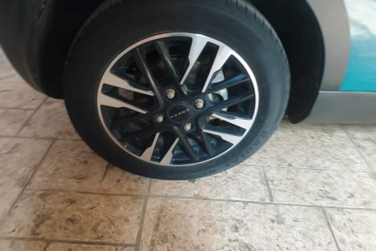 Used Chery QQ Little Ant 2022 Revised Version Sweet Pink Edition Half-Sugar Version Lithium Iron Phosphate 30.7 kWh 30 kW 301 km Right Rear Wheel Hub