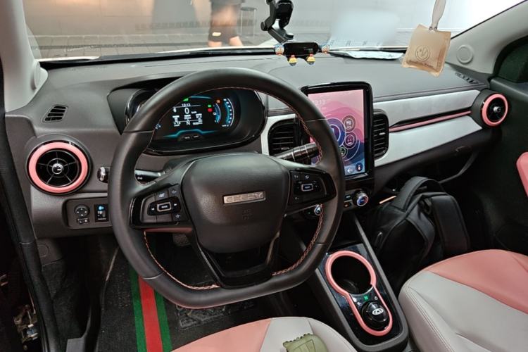 Used Chery QQ Little Ant 2022 Revised Version Sweet Pink Edition Half-Sugar Version Lithium Iron Phosphate 30.7 kWh 30 kW 301 km Center Console