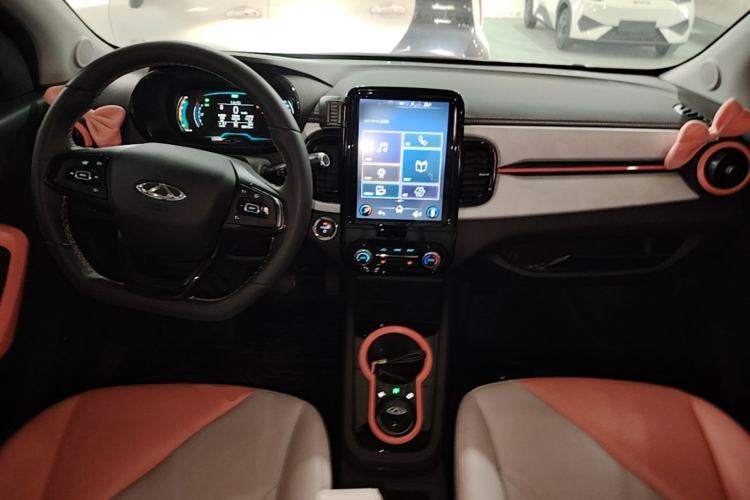 Used Chery QQ Little Ant 2022 Revised Version Sweet Pink Edition Half-Sugar Version Lithium Iron Phosphate 30.7 kWh 30 kW 301 km Center Console