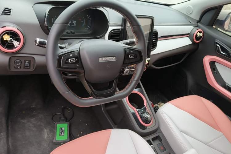 Used Chery QQ Little Ant 2022 Revised Version Sweet Pink Edition Half-Sugar Version Lithium Iron Phosphate 30.7 kWh 30 kW 301 km Center Console