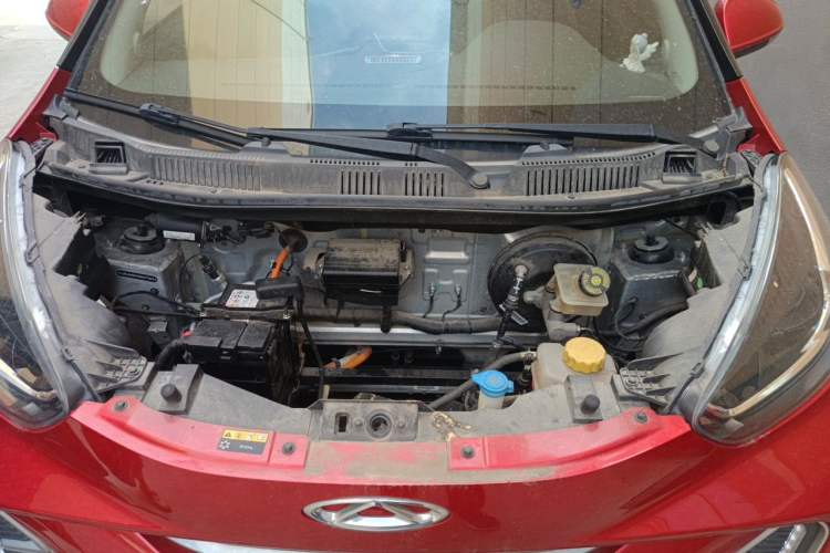 Used Chery QQ Little Ant 2022 Revised Version Sweet Pink Edition Half-Sugar Version Lithium Iron Phosphate 30.7 kWh 30 kW 301 km Engine Bay