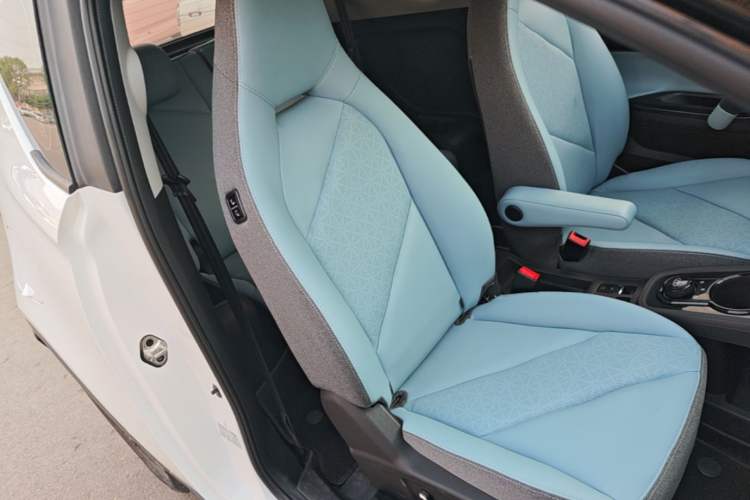Used Chery QQ Little Ant 2022 Restyled Version Sweet Pink Edition Half-Sugar Version 30.6 kWh 30 kW 301 km Right Front Seat