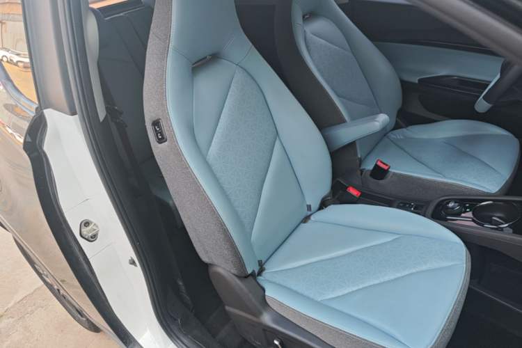 Used Chery QQ Little Ant 2022 Sweet Pink Edition Half-Sugar Version 3-Cell Lithium 30kW 408km Right Front Seat