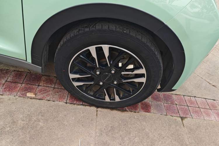 Used Chery QQ Little Ant 2022 Revised Version Sweet Pink Edition Half-Sugar Version Lithium Iron Phosphate 30.7 kWh 30 kW 301 km Right Front Wheel Hub