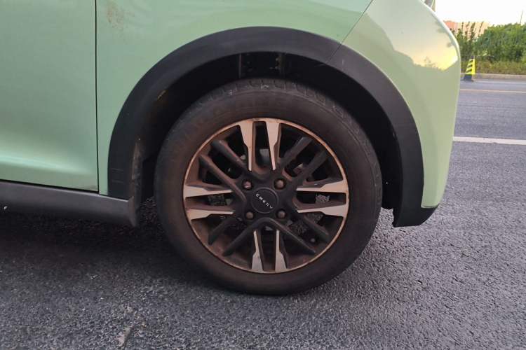 Used Chery QQ Little Ant 2022 Revised Version Sweet Pink Edition Low-Sugar Version 30.6 kWh 30 kW 301 km Right Front Wheel Hub