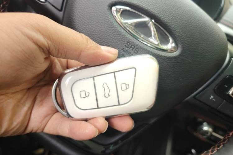 Used Chery QQ Little Ant 2022 Revised Version Sweet Pink Edition Half-Sugar Version Lithium Iron Phosphate 30.7 kWh 30 kW 301 km Vehicle Key