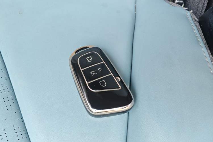 Used Chery QQ Little Ant 2022 Sweet Pink Edition Low-Sugar Version 30kW 301km Range Vehicle Key