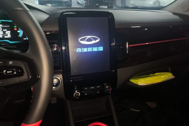Used Chery QQ Little Ant 2022 Restyled Version Sweet Pink Edition Half-Sugar Version 30.6 kWh 30 kW 301 km Audio And AC Panel
