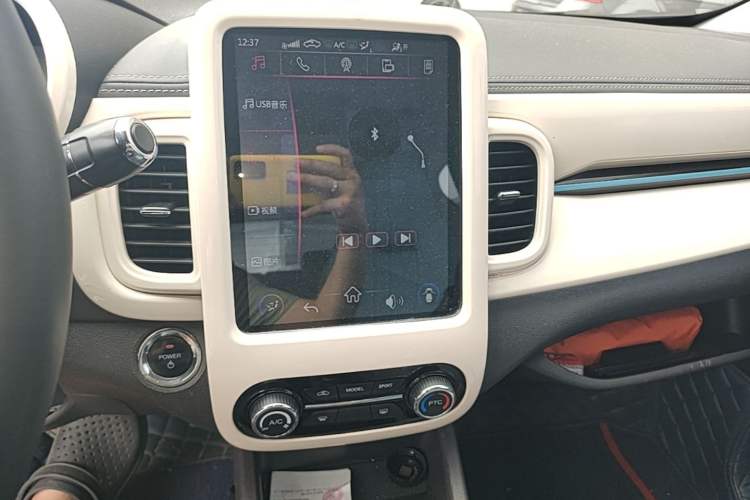 Used Chery QQ Little Ant 2022 Restyled Version Sweet Pink Edition Half-Sugar Version 30.6 kWh 30 kW 301 km Audio And AC Panel