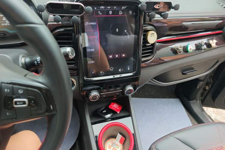 Used Chery QQ Little Ant 2022 Revised Version Sweet Pink Edition Half-Sugar Version Lithium Iron Phosphate 30.7 kWh 30 kW 301 km Audio And AC Panel
