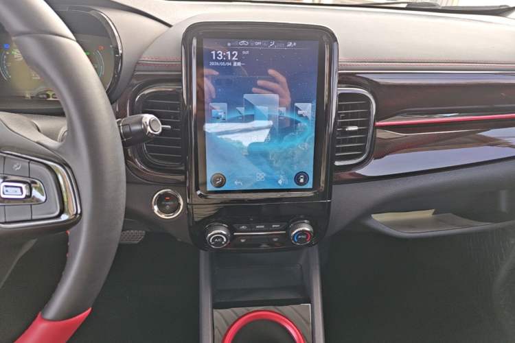 Used Chery QQ Little Ant 2022 Revised Version Sweet Pink Edition Half-Sugar Version Lithium Iron Phosphate 30.7 kWh 30 kW 301 km Audio And AC Panel