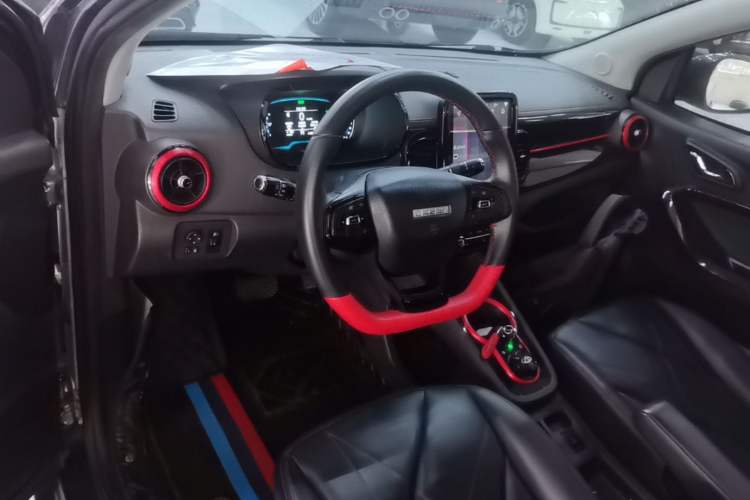 Used Chery QQ Little Ant 2022 Updated Version Sweet Pink Edition Full Sugar Version Lithium Iron Phosphate 30.7 kWh 30 kW 301 km Center Console
