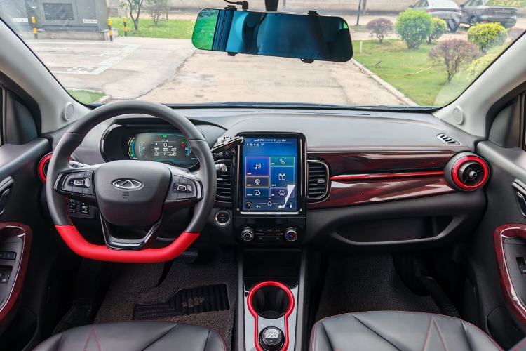 Used Chery QQ Little Ant 2022 Sweet Pink Edition Half-Sugar Version Lithium Iron Phosphate 29.2 kWh 30 kW 301 km Center Console
