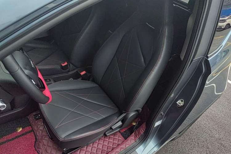 Used Chery QQ Little Ant 2022 Revised Version Sweet Pink Edition Half-Sugar Version Lithium Iron Phosphate 30.7 kWh 30 kW 301 km Left Front Seat