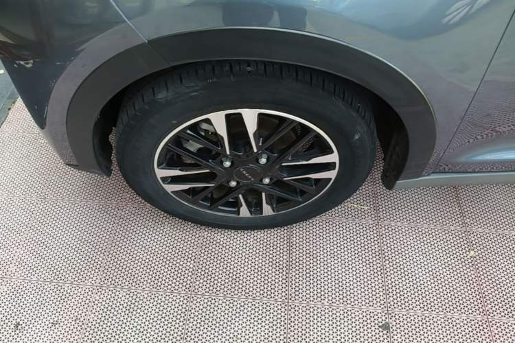 Used Chery QQ Little Ant 2022 Updated Version Sweet Pink Edition Full-Sugar Version 30.6 kWh 30 kW 301 km Left Front Wheel Hub