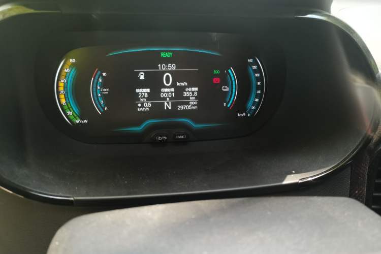 Used Chery QQ Little Ant 2022 Restyled Version Sweet Pink Edition Half-Sugar Version 28.8 kWh 30 kW 301 km Odometer Close Up