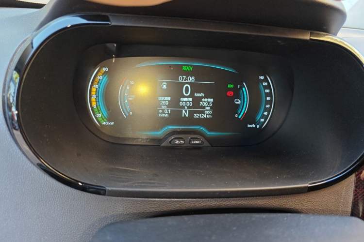 Used Chery QQ Little Ant 2022 Sweet Pink Edition Half-Sugar Version 3-Cell Lithium 30kW 301km Odometer Close Up