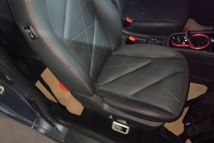 Used Chery QQ Little Ant 2022 Restyled Version Sweet Pink Edition Half-Sugar Version 30.6 kWh 30 kW 301 km Right Front Seat