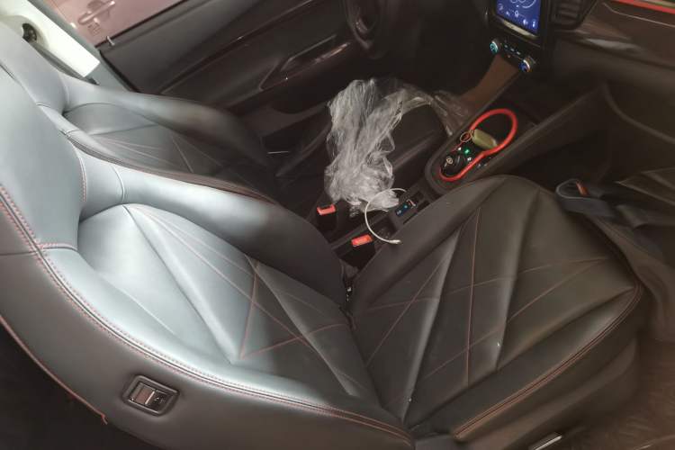 Used Chery QQ Little Ant 2022 Revised Version Sweet Pink Edition Half-Sugar Version Lithium Iron Phosphate 30.7 kWh 30 kW 301 km Right Front Seat