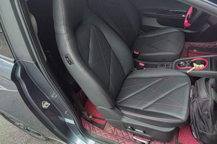 Used Chery QQ Little Ant 2022 Revised Version Sweet Pink Edition Half-Sugar Version Lithium Iron Phosphate 30.7 kWh 30 kW 301 km Right Front Seat