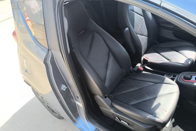 Used Chery QQ Little Ant 2022 Restyled Version Sweet Pink Edition Half-Sugar Version 28.8 kWh 30 kW 301 km Right Front Seat