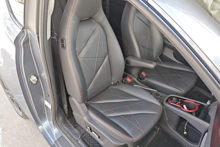 Used Chery QQ Little Ant 2022 Revised Version Sweet Pink Edition Half-Sugar Version Lithium Iron Phosphate 30.7 kWh 30 kW 301 km Right Front Seat