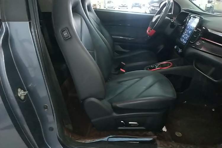 Used Chery QQ Little Ant 2022 Restyled Version Sweet Pink Edition Half-Sugar Version 28.8 kWh 30 kW 301 km Right Front Seat