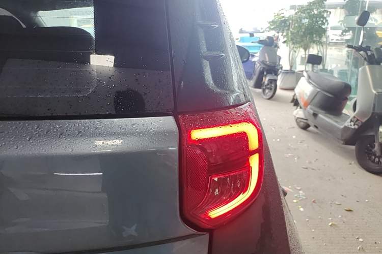 Used Chery QQ Little Ant 2022 Revised Version Sweet Pink Edition Half-Sugar Version Lithium Iron Phosphate 30.7 kWh 30 kW 301 km Right Rear Taillight