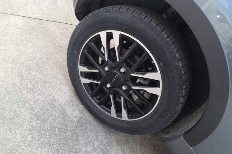 Used Chery QQ Little Ant 2022 Sweet Pink Edition Half-Sugar Version Lithium Iron Phosphate 29.2 kWh 30 kW 301 km Right Rear Wheel Hub
