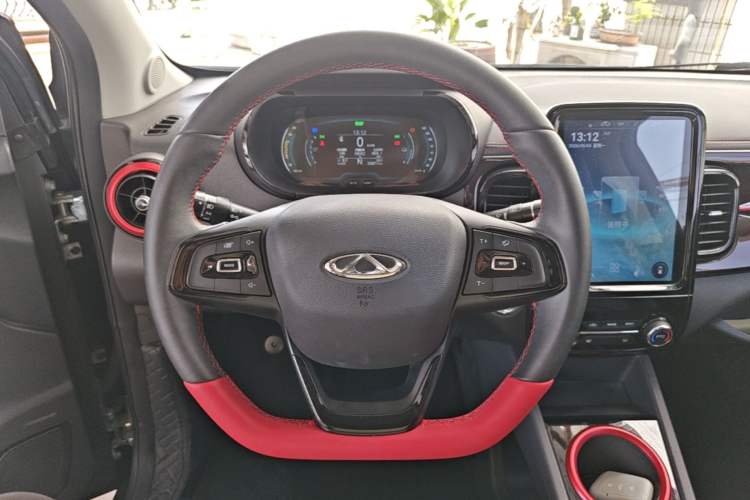 Used Chery QQ Little Ant 2022 Revised Version Sweet Pink Edition Half-Sugar Version Lithium Iron Phosphate 30.7 kWh 30 kW 301 km Steering Wheel