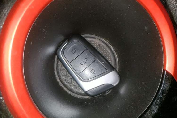 Used Chery QQ Little Ant 2022 Sweet Pink Edition Low-Sugar Version 30kW 301km Range Vehicle Key