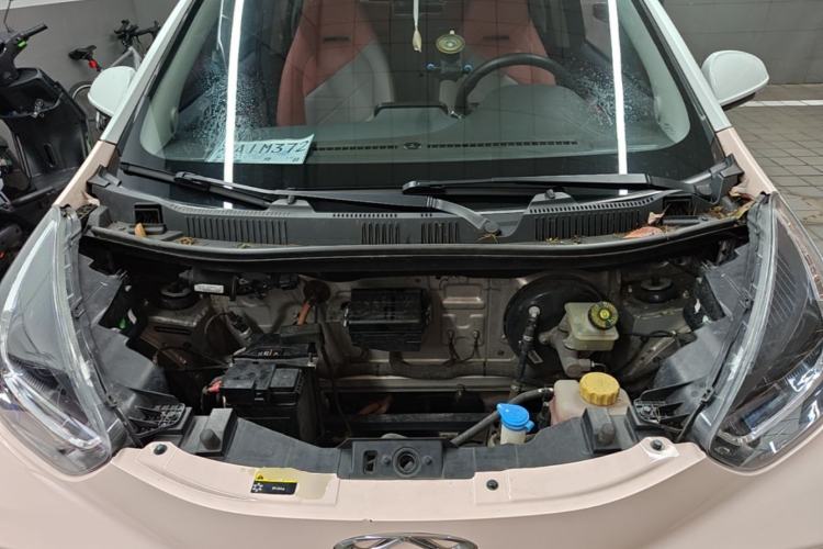 Used Chery QQ Little Ant 2022 Revised Version Sweet Pink Edition Half-Sugar Version Lithium Iron Phosphate 30.7 kWh 30 kW 301 km Engine Bay