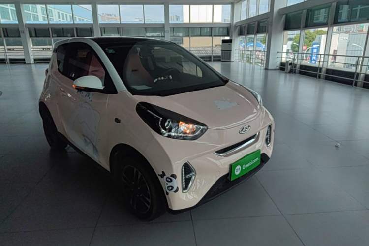 Used Chery QQ Little Ant 2022 Sweet Pink Edition Half-Sugar Version Lithium Iron Phosphate 29.2 kWh 30 kW 301 km Front Right 45 Deg