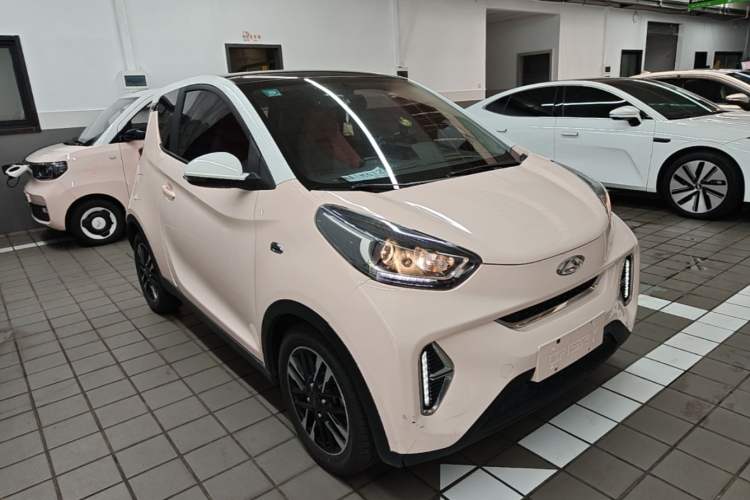 Used Chery QQ Little Ant 2022 Revised Version Sweet Pink Edition Half-Sugar Version Lithium Iron Phosphate 30.7 kWh 30 kW 301 km Front Right 45 Deg