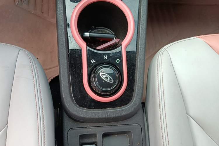 Used Chery QQ Little Ant 2022 Restyled Version Sweet Pink Edition Half-Sugar Version 30.6 kWh 30 kW 301 km Gear Lever