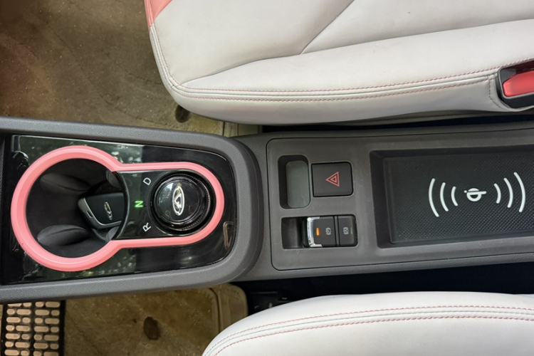 Used Chery QQ Little Ant 2022 Revised Version Sweet Pink Edition Half-Sugar Version Lithium Iron Phosphate 30.7 kWh 30 kW 301 km Gear Lever