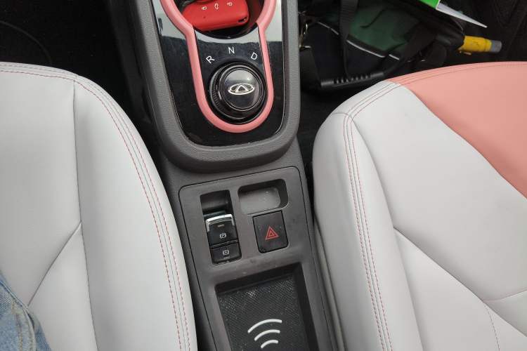 Used Chery QQ Little Ant 2022 Revised Version Sweet Pink Edition Half-Sugar Version Lithium Iron Phosphate 30.7 kWh 30 kW 301 km Gear Lever