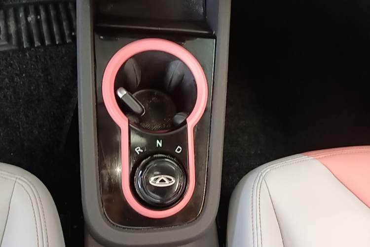 Used Chery QQ Little Ant 2022 Restyled Version Sweet Pink Edition Low-Sugar Version Lithium Iron Phosphate Battery 30.7 kWh 30 kW 301 km Gear Lever