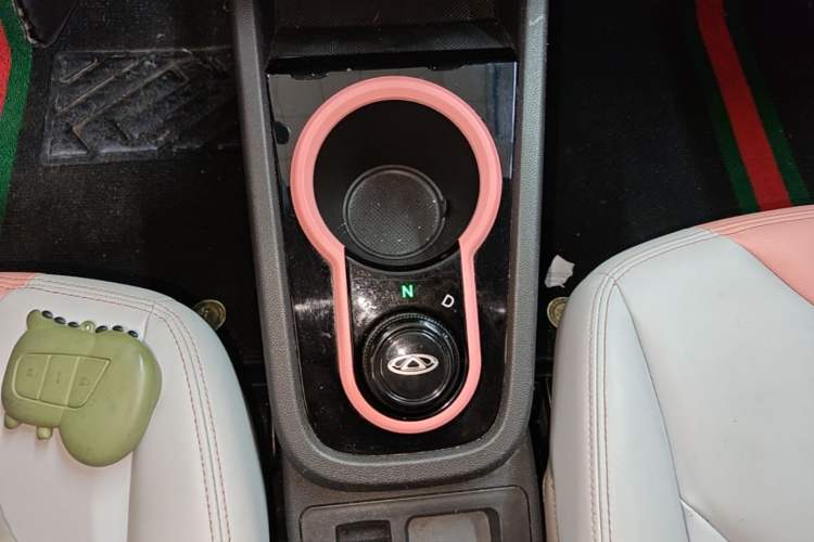 Used Chery QQ Little Ant 2022 Revised Version Sweet Pink Edition Half-Sugar Version Lithium Iron Phosphate 30.7 kWh 30 kW 301 km Gear Lever