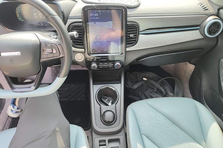 Used Chery QQ Little Ant 2022 Sweet Pink Edition Half-Sugar Version Lithium Iron Phosphate 30 kW 301 km Audio And AC Panel