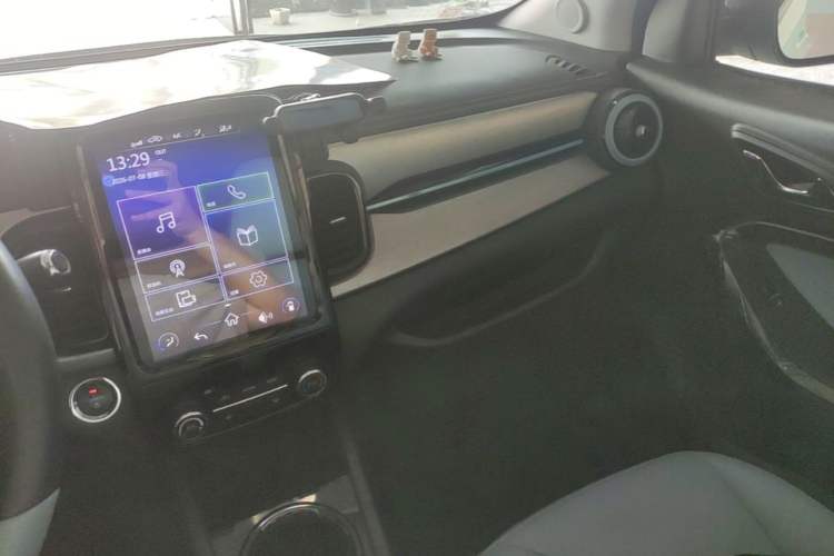 Used Chery QQ Little Ant 2022 Sweet Pink Edition Half-Sugar Version 3-Cell Lithium 30kW 301km Audio And AC Panel