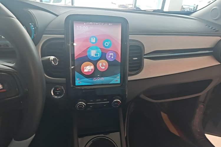 Used Chery QQ Little Ant 2022 Sweet Pink Edition Half-Sugar Version 3-Cell Lithium 30kW 301km Audio And AC Panel