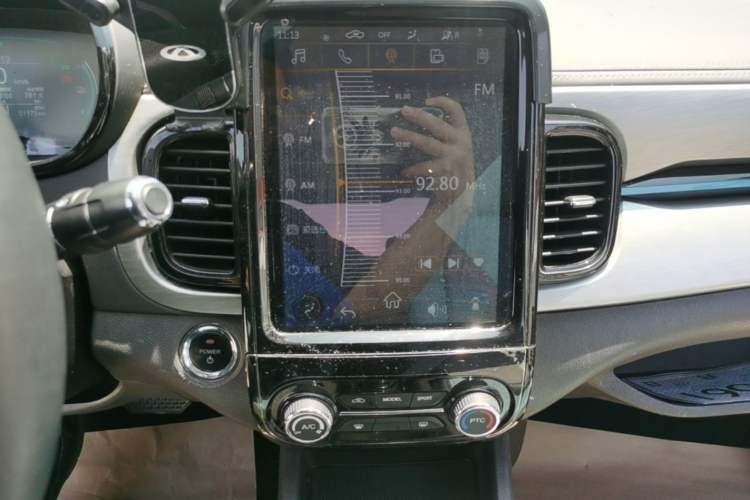 Used Chery QQ Little Ant 2022 Sweet Pink Edition Half-Sugar Version Lithium Iron Phosphate 30 kW 301 km Audio And AC Panel