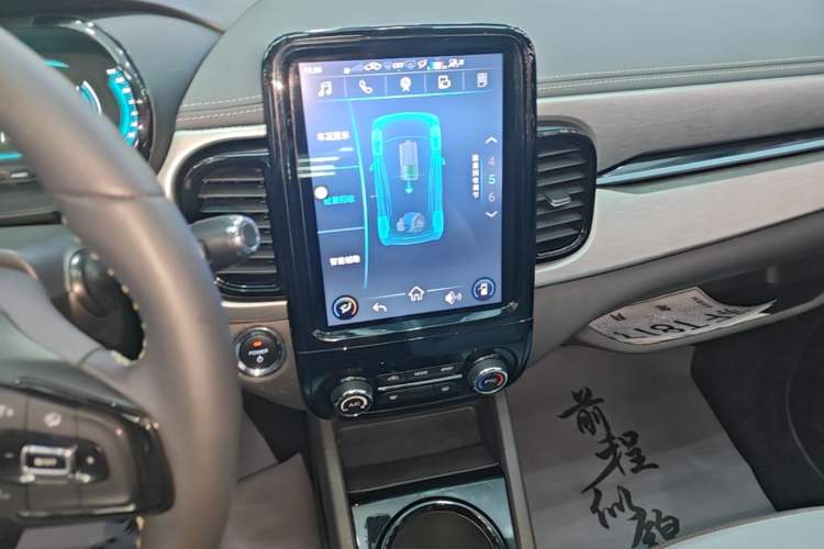 Used Chery QQ Little Ant 2022 Revised Version Sweet Pink Edition Low-Sugar Version 30.6 kWh 30 kW 301 km Audio And AC Panel