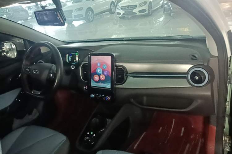 Used Chery QQ Little Ant 2022 Revised Version Sweet Pink Edition Half-Sugar Version Lithium Iron Phosphate 30.7 kWh 30 kW 301 km Center Console
