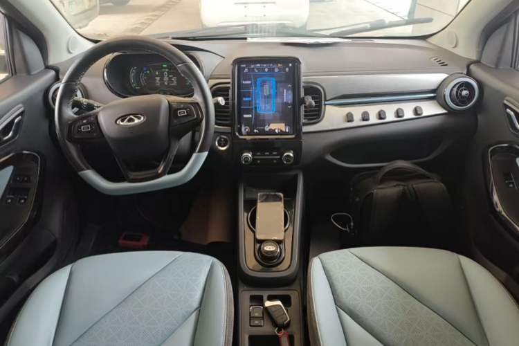 Used Chery QQ Little Ant 2022 Revised Version Sweet Pink Edition Half-Sugar Version Lithium Iron Phosphate 30.7 kWh 30 kW 301 km Center Console
