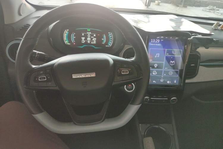 Used Chery QQ Little Ant 2022 Sweet Pink Edition Half-Sugar Version 3-Cell Lithium 30kW 301km Center Console
